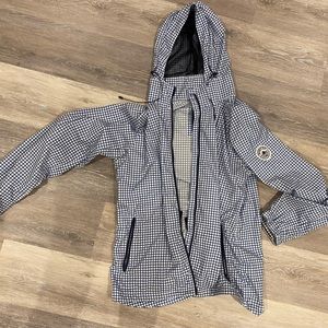 Lightweight, water-repelling, insulated windbreaker
